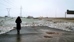 Proboszcz parafii p.w. Jezusa Miłosiernego w Turce k. Lublina chce zbudować cmentarz tu gdzie dziś kończy się asfalt. Po prawej – droga krajowa S12. Po lewej osiedle Borek