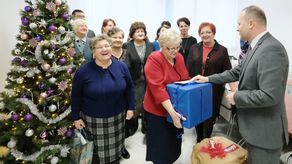 Panie z Koła Gospodyń Wiejskich w Woli Niemieckiej podczas piątkowej uroczystości podsumowującej plebiscyt odebrały nagrodę ufundowaną m.in. przez europosła Krzysztofa Hetmana