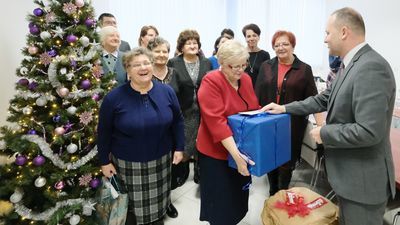 Panie z Koła Gospodyń Wiejskich w Woli Niemieckiej podczas piątkowej uroczystości podsumowującej plebiscyt odebrały nagrodę ufundowaną m.in. przez europosła Krzysztofa Hetmana