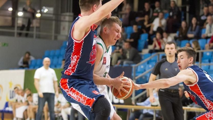 Mateusz Wiśniewski (z piłką) był najlepszym zawodnikiem U!NB AZS UMCS Lublin w sobotnim meczu