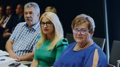 28 tys. zł otrzymała skarbniczka województwa Elżbieta Mocior (z prawej), a 22 tys. zł była sekretarz województwa Anna Augustyniak (kwoty brutto)
