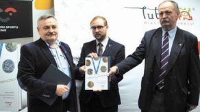 Profesor Dariusz Słapek, Paweł Markiewicz i Maciej Powała-Niedźwiecki podczas uroczystej premiery książki „Lubelscy Olimpijczycy”
