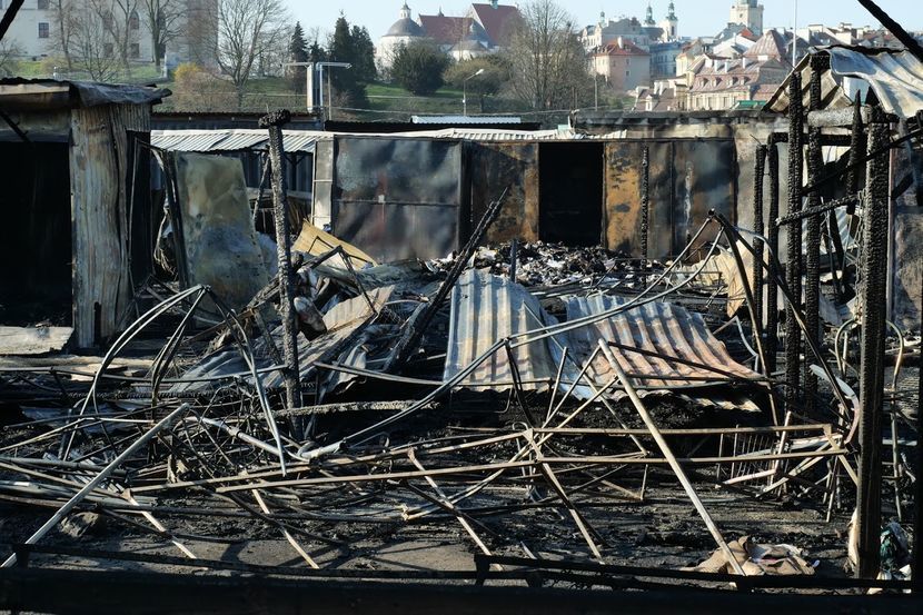Podpalone targowisko przy ul. Ruskiej w Lublinie