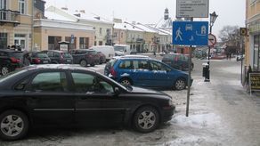 Tak naprawdę nikt nie kontroluje, kto wjeżdża legalnie na pl. Łuczkowskiego. A od dawna jest to strefa zamieszkania, w której to piesi mają pierwszeństwo