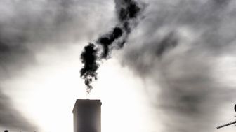 Czym palą w piecach mieszkańcy wsi?