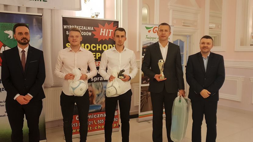 Trener Artur Bożyk odebrał nagrodę specjalną za wkład w rozwój chełmskiej piłki nożnej