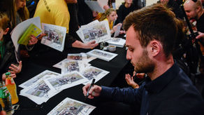 Żużlowcy rozdawali autografy i pozowali do zdjęć z kibicami