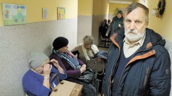Mieczysław Deruś z Lublina przyszedł zapisać się na zabieg drenażu limfatycznego. Musiał czekać w długiej kolejce do rejestracji