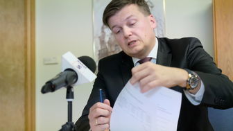 Krzysztof Paśnik tłumaczy, że z konieczności musiał pracę zacząć od pożyczki