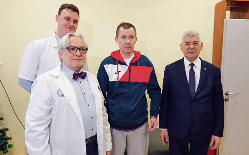 – To już 10 pacjent „Budzika”, który wraca do zdrowia – podkreśla dr Łukasz Grabarczyk, kierownik Kliniki „Budzik dla dorosłych”. – Chodzi, mówi, przed chwilą jadł śniadanie i co najważniejsze 10 grudnia wyszedł do domu 