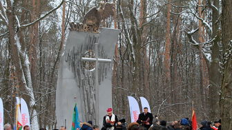 Nowy pomnik w Puławach odsłonięty. Krzyż i orzeł w koronie [zdjęcia]