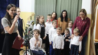 Podopieczni Wspólnego Świata śpiewają kolędy. Można kupić płytę