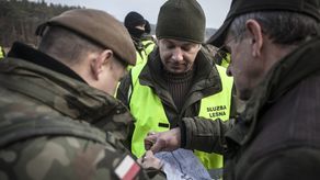 Szukają padłych dzików. W akcji uczestniczą żołnierze WOT