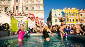 100 morsów na Rynku w Zamościu. Weszli do basenów z lodowatą wodą [zdjęcia]