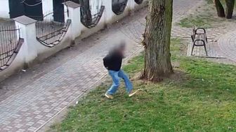 Zdjął spodnie, pokazał tyłek do kamery monitoringu [wideo]