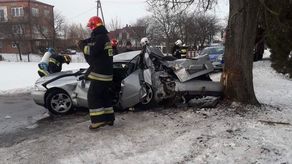 Na trzech łysych oponach i jednej letniej. 20-latek rozbił samochód na drzewie [zdjęcia]