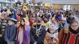 "Oto dzisiejsi pasterze i mędrcy". Mali kolędnicy zebrali dużo pieniędzy na pomoc dzieciom w Afryce