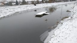 Drewniany pomost dla kajakarzy jest całkowicie otoczony wodą