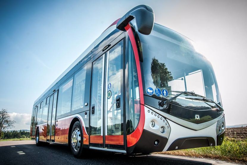Czesi zaoferowali autobus SOR NS 12 Electric. Dają 5 lat gwarancji na cały pojazd bez limitu kilometrów oraz 10 lat na baterie. Całkowitą liczbę miejsc dla pasażerów oraz zużycie energii elektrycznej zastrzegli jako tajemnicę przedsiębiorstwa<br />

