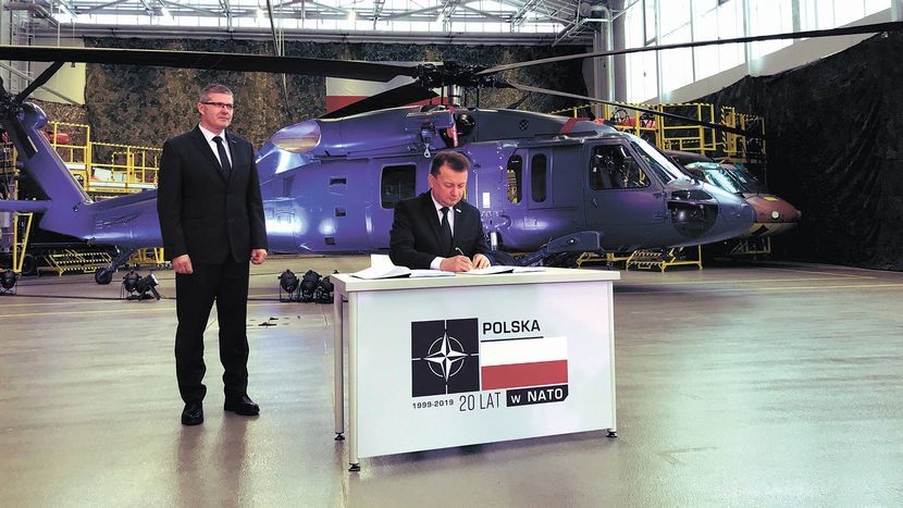 Minister Błaszczak podpisuje umowę na dostawę czterech śmigłowców Black Hawk