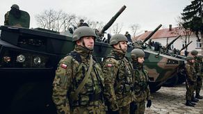 Żołnierze i moździerze Rak na Rosomakach