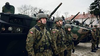 Żołnierze i moździerze Rak na Rosomakach