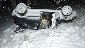 Wywłoczka: Zbyt szybka jazda skończyła się dachowaniem [zdjęcia]