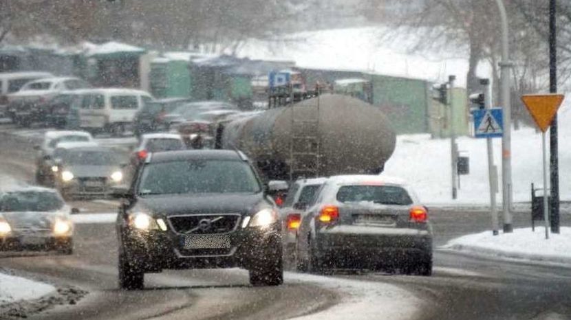 Meteorolodzy prognozują zamarzanie mokrej nawierzchni dróg i chodników