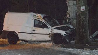 Uderzył w przydrożną kapliczkę i wylądował na ogrodzeniu