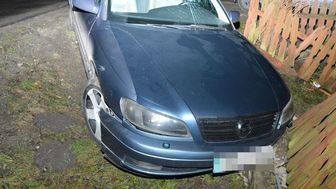 Huczny koniec roku: Pijany 19-latek wsiadł za kierownicę, jego krewny wskoczył na maskę