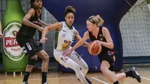 Brianna Kiesel (w środku) wróciła już do zdrowia i wystąpi w niedzielnym meczu z Ostrovią