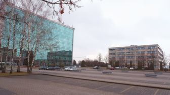 Budynek po lewej stronie nie był przedmiotem transakcji. Deweloper kupił od Orange widoczny w głębi zdjęcia biurowiec, a także widoczny na pierwszym planie teren, na którym ma prawo postawić nowe budynki z lokalami usługowymi i mieszkalnymi. Za grunt oraz biurowiec spółka Orange Polska życzyła sobie 25,6 mln zł, a przynajmniej taką cenę podawała w oficjalnym ogłoszeniu