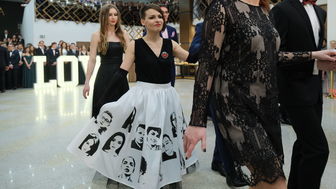 Oryginalny strój studniówkowy nauczycielki z Lublina. Zdjęcia uczniów na spódnicy