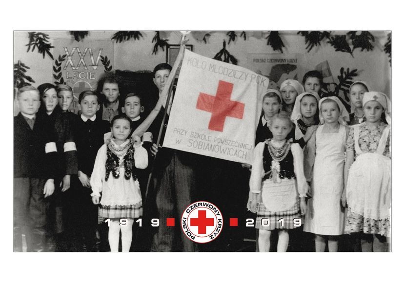 LOO PCK wydał okolicznościowe kartki pocztowe, korzystając ze swoich archiwalnych zdjęć. Rok 1946, dzieci z wsi Momoty Górne z paczką z darami od Amerykańskiego Czerwonego Krzyża