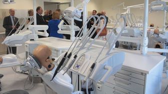 To bardzo dużo zmiana. Do tej pory centrum dysponowało manekinami (na zdjęciu), które dawały ograniczone możliwości przeprowadzenia symulacji takiego badania. Dzięki nowoczesnym symulatorom będą się mogli szkolić młodzi lekarze w trakcie specjalizacji np. z chirurgii ogólnej.