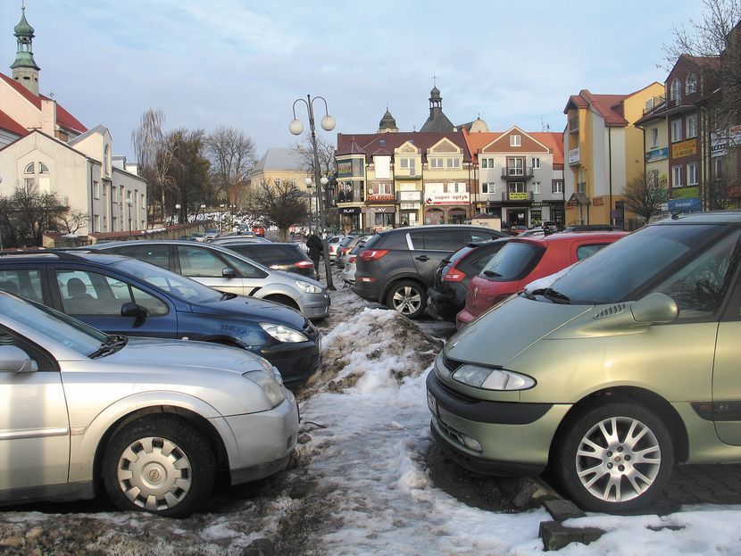 Największy parking w mieście (ul. Popiełuszki) praktycznie jest zapchany samochodami od samego rana do późnego popołudnia