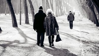 Seniorzy często zadłużają się, by pomóc wnukom w zakupie np. drogiego wyposażenia do domu