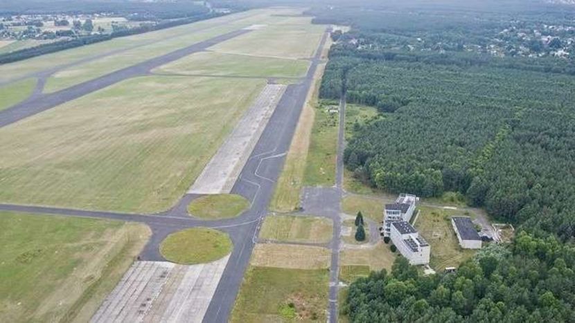Bialskie byłe lotnisko wojskowe ma jeden z najdłuższych pasów startowych w Polsce/ fot. archiwum 