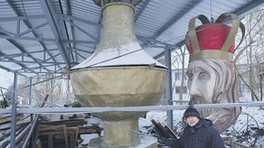 – Przygotowujemy elementy scenografii do transportu. Trzeba poprawić m.in. złocenia na kadzielnicy. Aby je przewieźć, trzeba wykonać w sumie trzy kursy ciężarówką –mówi Waldemar Dziaczkowski