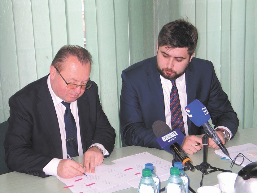 Partnerską umowę podpisali Jakub Banaszek, prezydenta Chełma (z prawej) oraz Hrihorij Pustowit, sekretarz Rady Miasta Łuck, pełniący obowiązki mera miasta