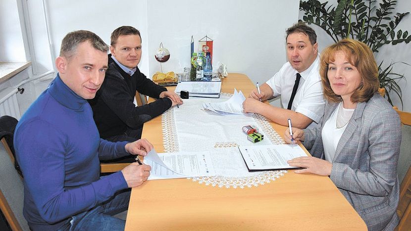 Podpisanie umowy na termomodernizację m.in. budynku Szkoły Podstawowej w Majdanie Górnym