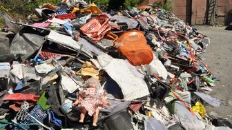 Góry odpadów nadal zalegają niemal w centrum Włodawy