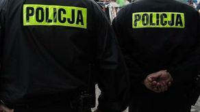 Niszczyli przystanek, a potem szarpali się z policjantami. Trzej mężczyźni w areszcie