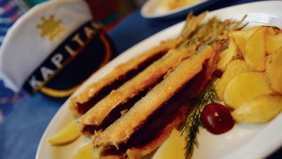 W bistro Rybarbar Jacek Babicz jako pierwszy w Lublinie podaje smażone śledzie w panierce. To danie na zamówienie, ponieważ o świeże, dobre śledzie niełatwo i najpierw trzeba je sprowadzić. Śledzie są tak wyśmienite, że trwają zapisy na danie