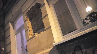 W połowie grudnia usunięta została tablica ze ściany kamienicy przy Bernardyńskiej 18. Przez kilka dni leżała na chodniku
