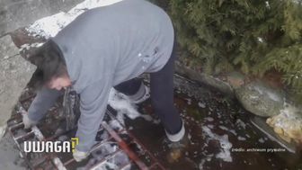 Aby wydostać się z domu, brodzą przez kanał z wodą. Sąsiedzi odcięli im wyjście