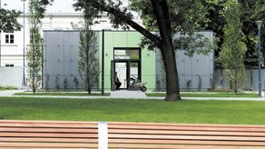 Plac Litewski. Jeden z czterech szaletów działających na zlecenie miasta. On też będzie czynny krócej
