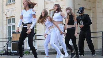 Występy Studia Tańca Pokus można oglądać m.in. podczas miejskich imprez. Tutaj w trakcie zeszłorocznych POK-Frontacji na dziedzińcu Pałacu Marynki w programie "Gwiezdne Wojny"