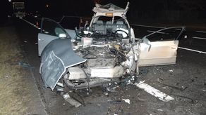 Wyprzedzał i zderzył się czołowo. Trzy osoby trafiły do szpitala [zdjęcia]