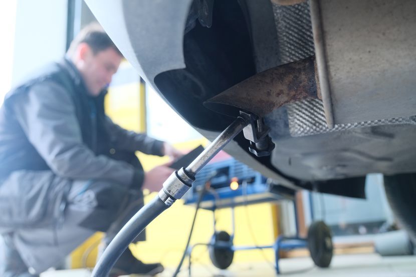 Diagnosta sprawdza jedynie zadymienie przy pomocy dymomierza. A współczesny diesel, nawet bez filtra DPF, bez problemu zmieści się w dopuszczalnym limicie. Emituje jednak do atmosfery wiele zanieczyszczeń, których dymomierz nie sprawdza<br />
